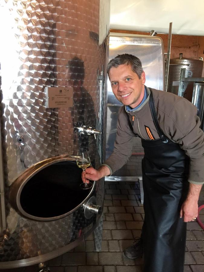 Kapelle - Urlaub Auf Dem Weingut Lägenhet Maring-Noviand Exteriör bild